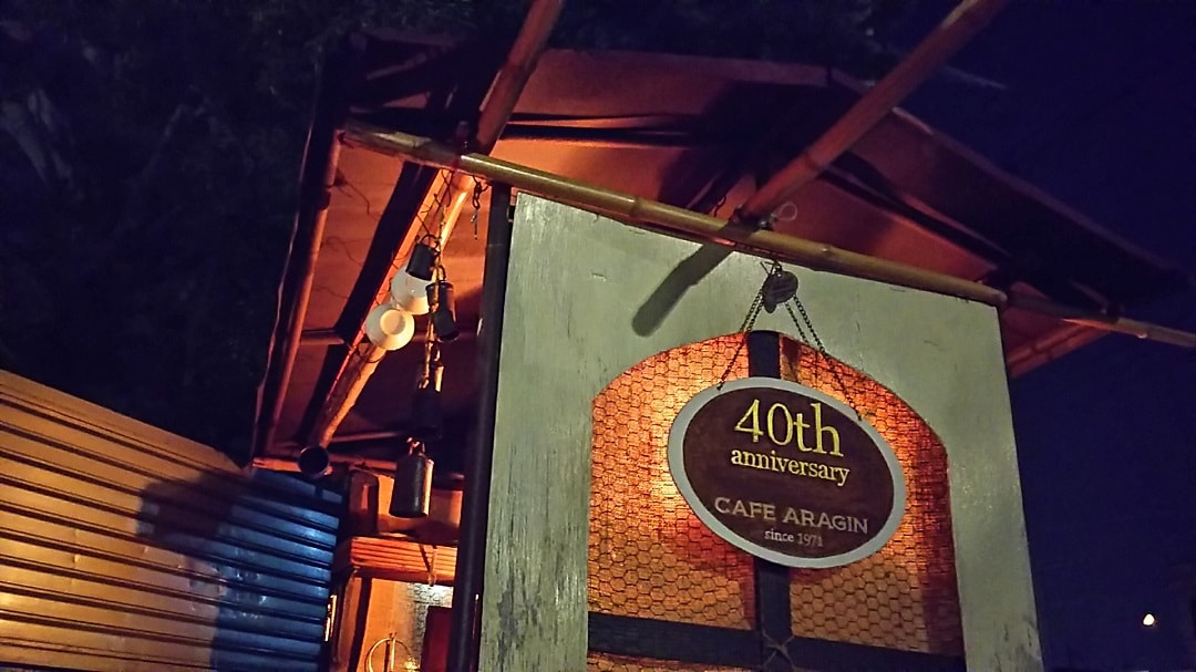営業40周年を記念するプレートが飾られた『カフェ アラジン』